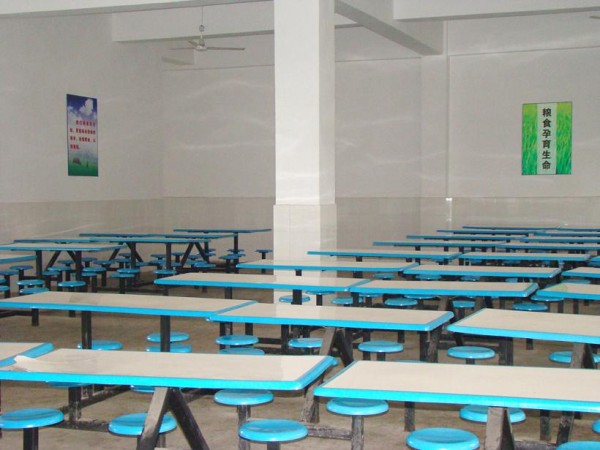 學校4號食堂安裝隔墻板完工后圖示4