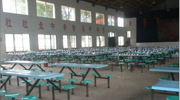 學校食堂安裝隔墻板完工后圖示2